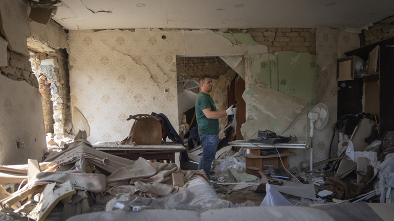 Σε αγώνα δρόμου το Κίεβο για επισκευές του δικτύου ηλεκτρικής ενέργειας υπό τον φόβο νέων ρωσικών επιθέσεων τον χειμώνα